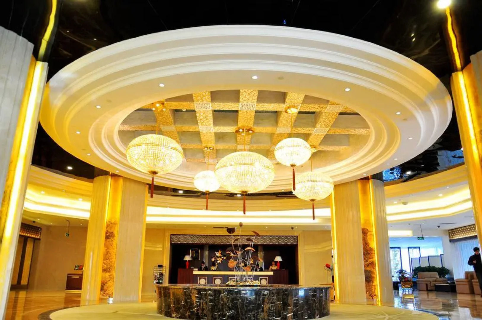 JingHang Holiday Hotel