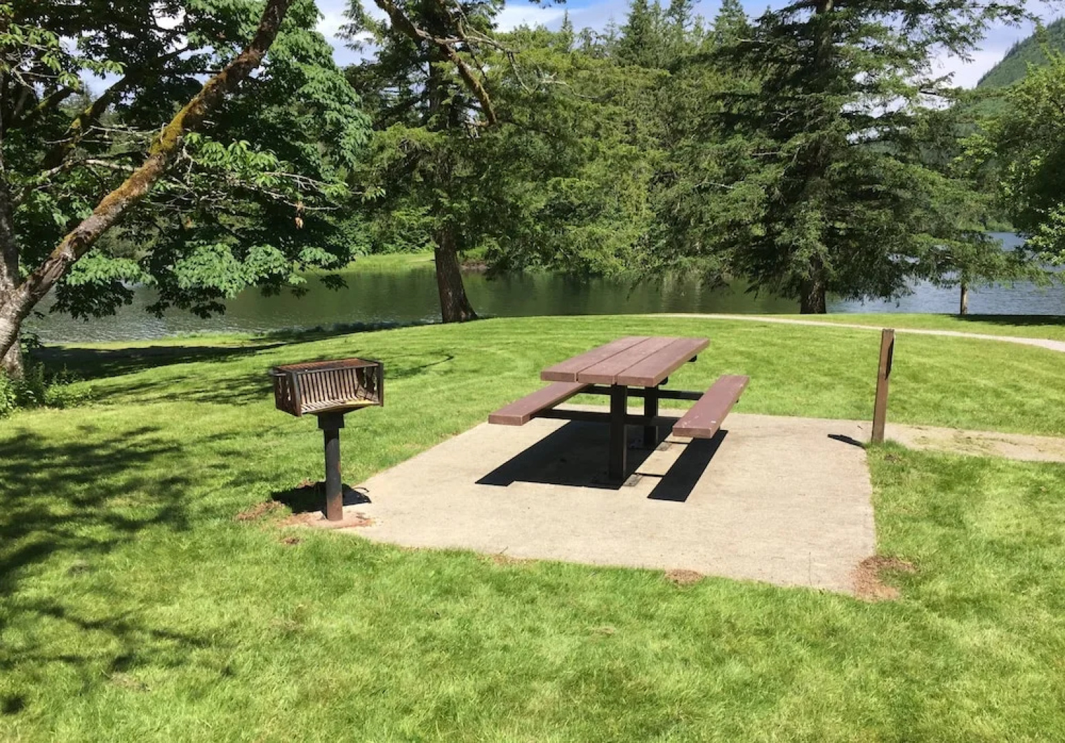83MF - Lakeside - Hot Tub - WIFI - BBQ - Dock - Sleeps 4 NO PETS