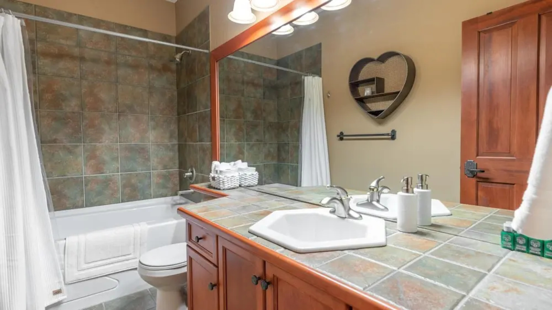 Mountain Time-spacious, Private Hot Tub,great View