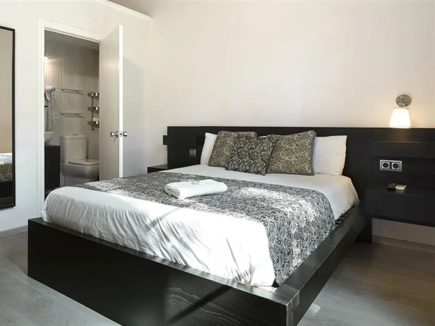 Отель BruStar Gotic-Centric