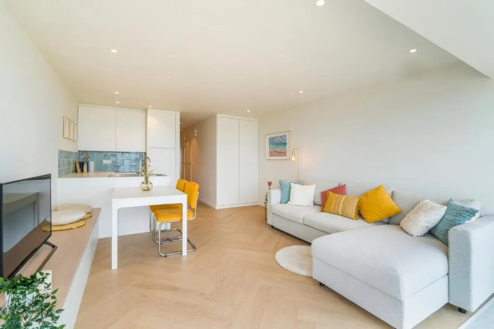 Moderne Studio Met Fantastisch Frontaal Zeezicht