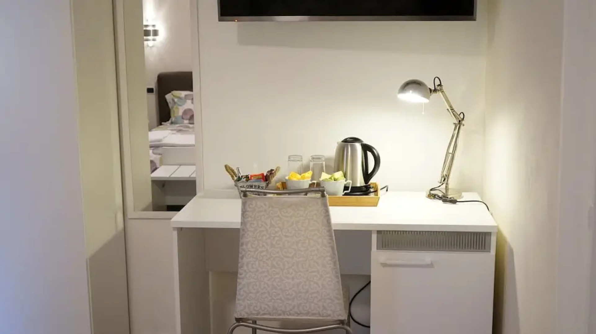 The White Building - [ROOMS]