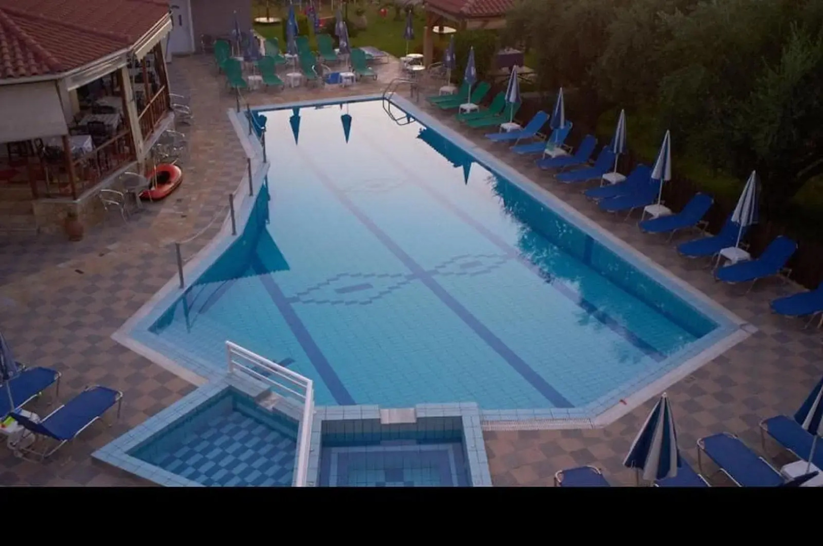 Amoudi Studios Apartments Hotel
