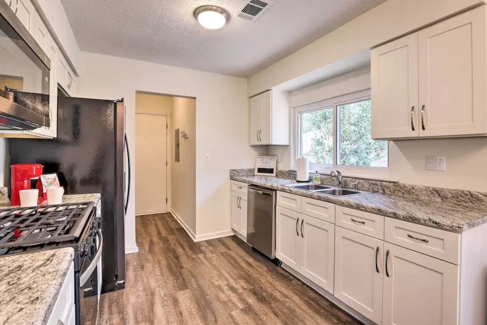 Modern Alpharetta Home: Yard, Walk Downtown!