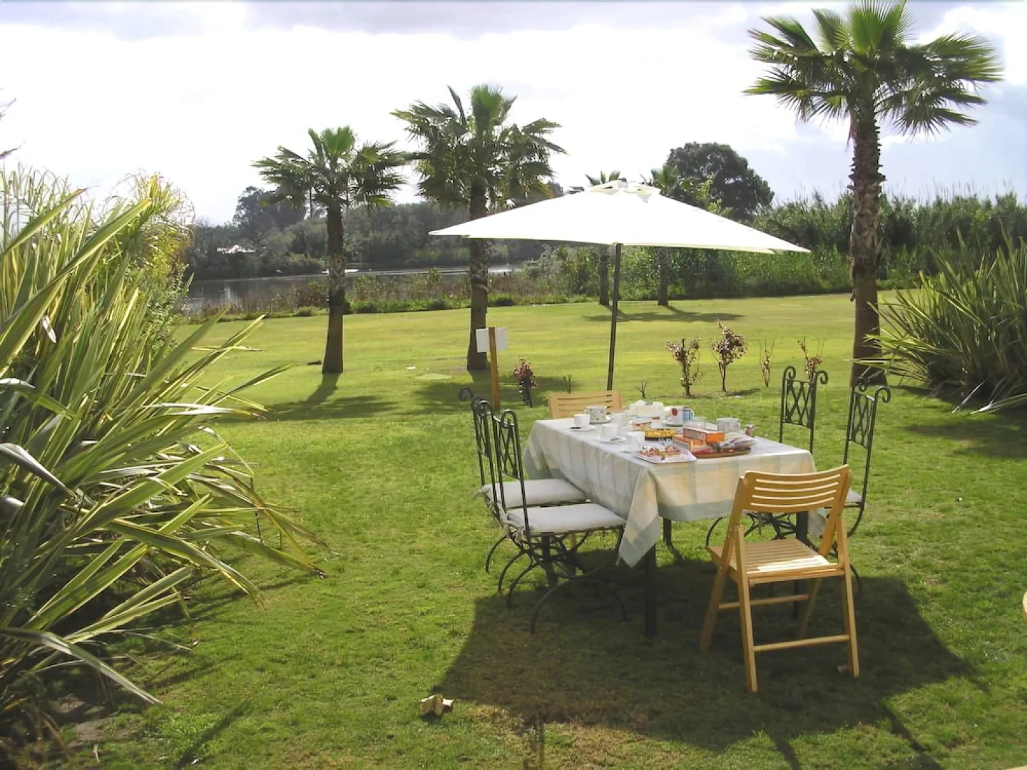 Sotogrande piscina gimnasio padel vistas al rio by Lightbooking