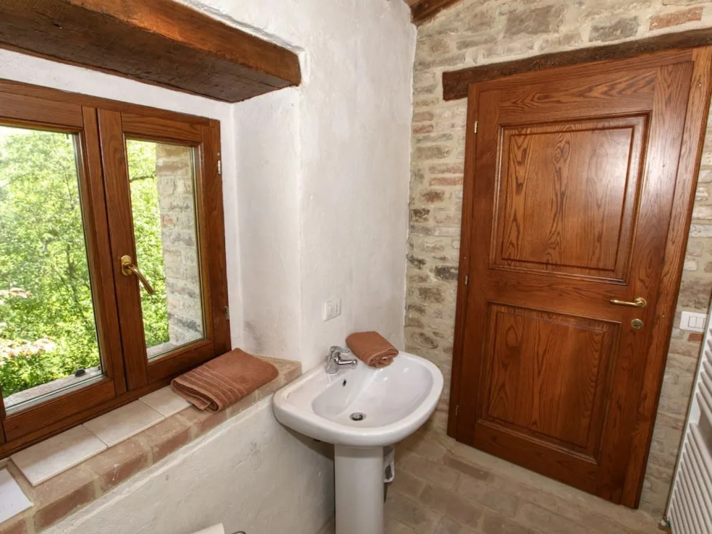 Holiday House Overlooking Lake Near Tuscany