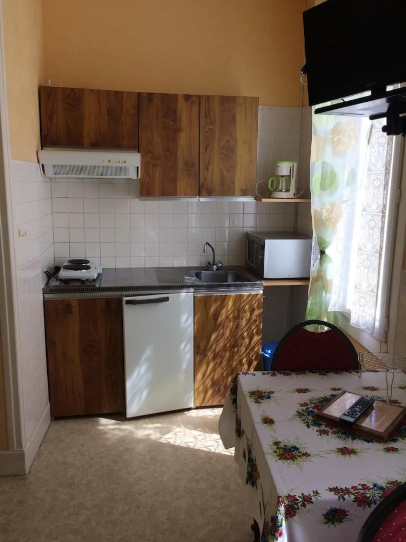 Studio in Néris-les-bains, With Wonderful City View, Enclosed Garden and Wifi