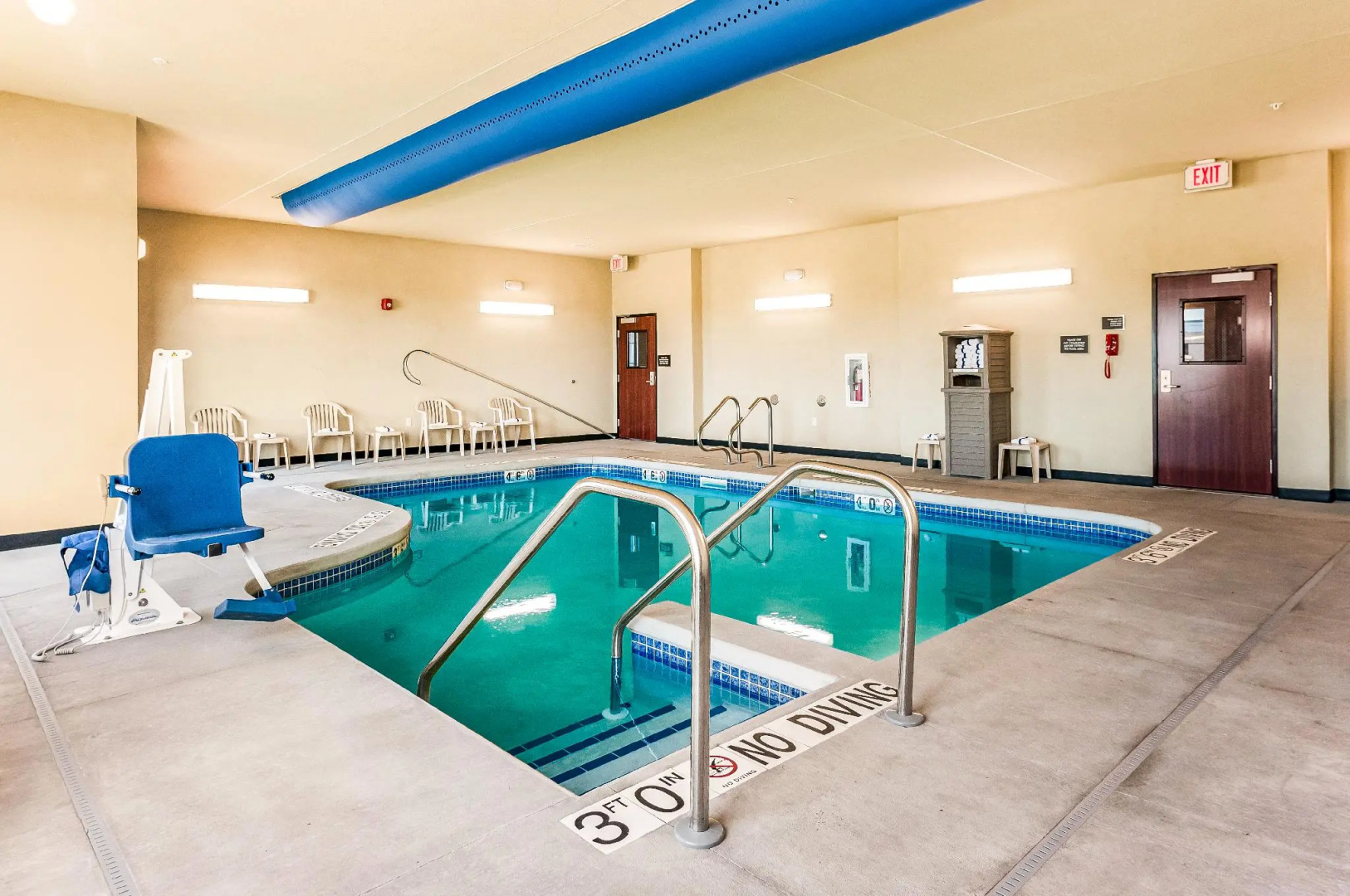 Cobblestone Hotel & Suites - Appleton International Airport