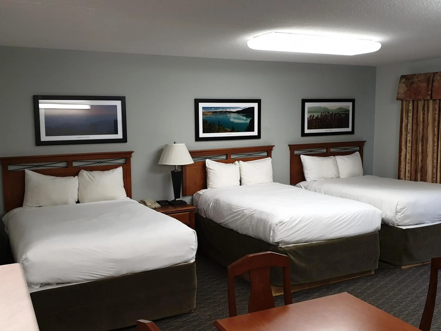 Riverland Inn & Suites