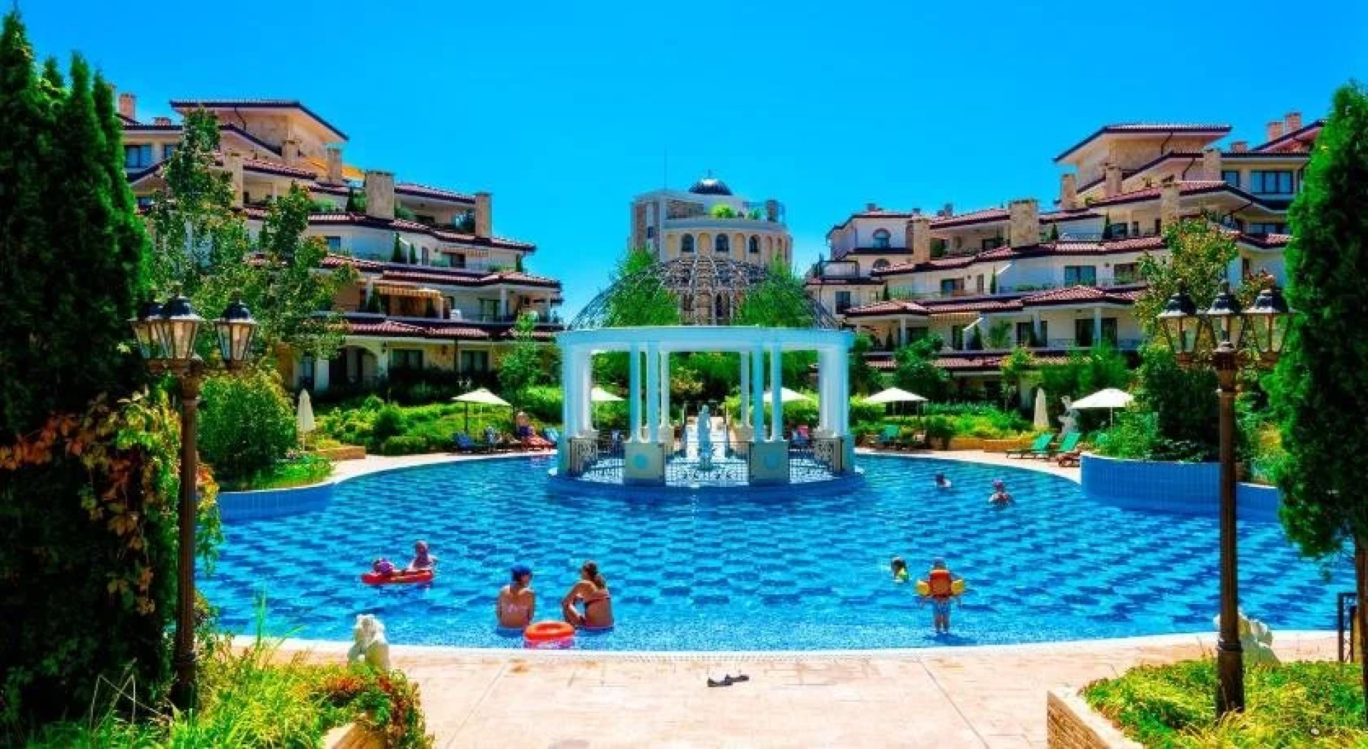 Esteban Apartcomplex