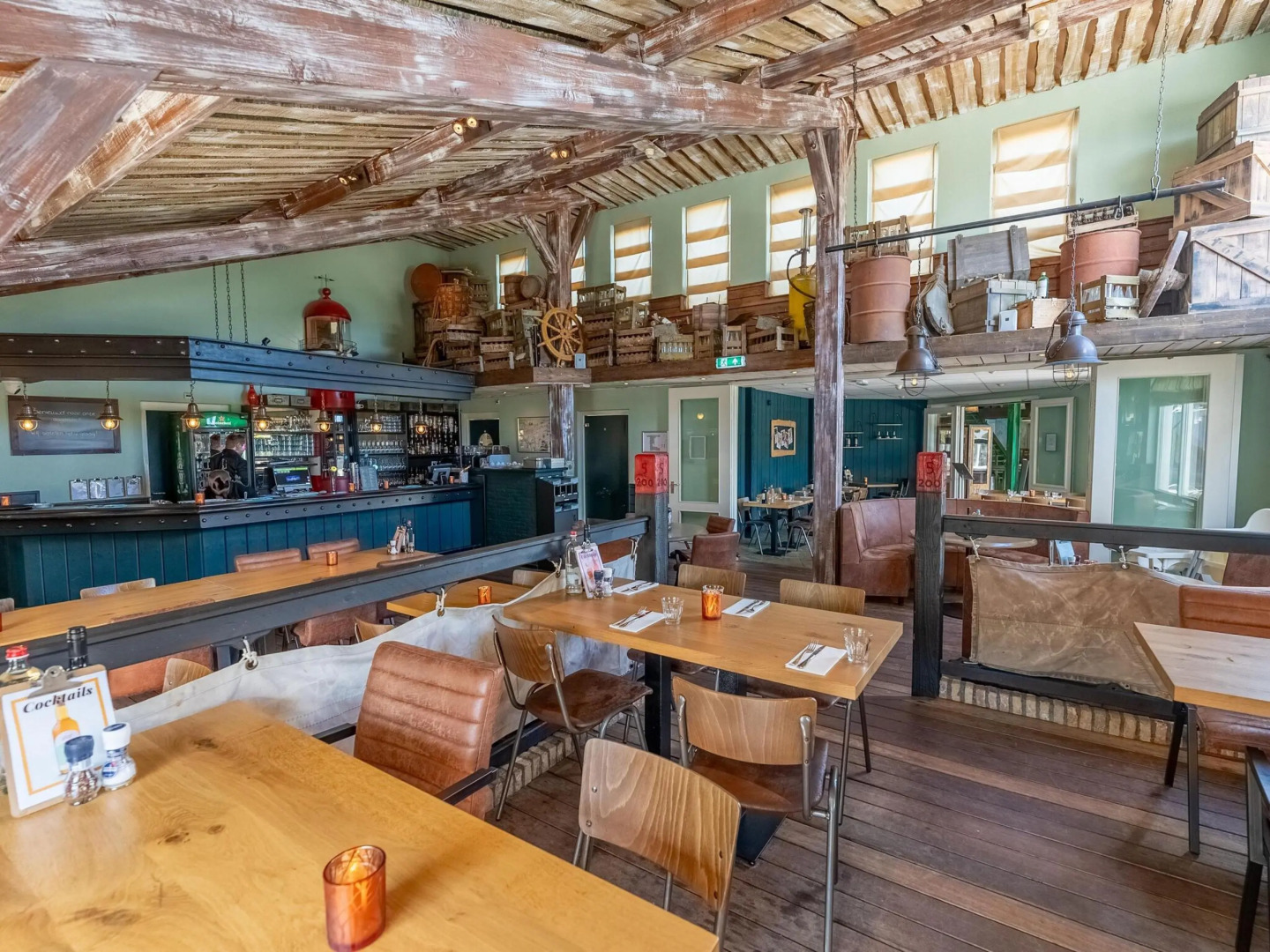 Thatched Holiday Home With two Bathrooms Near the Sea