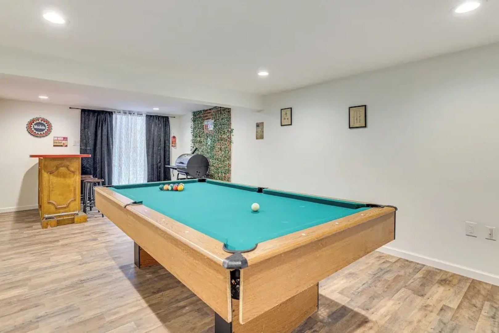 Theater, Game Room & Lake Access: Pocono Retreat