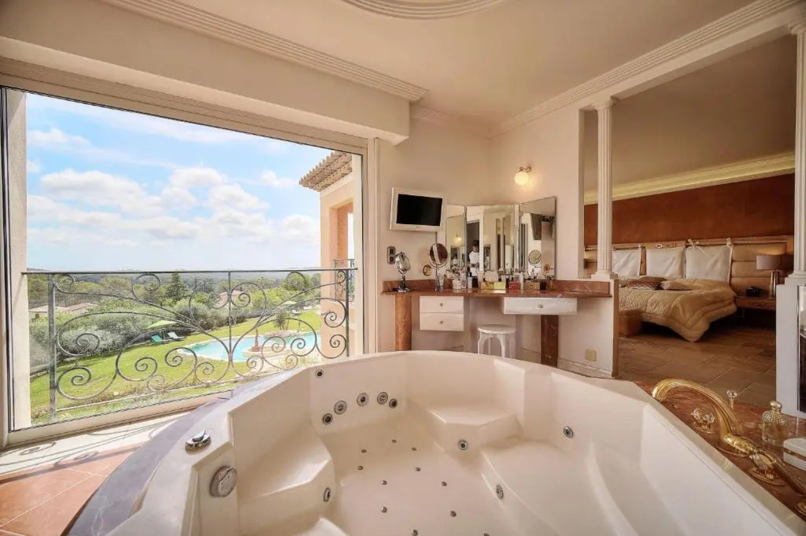 Suites de Prestige JACUZZI SAUNA HAMMAM PISCINE Mougins Cannes Grasse