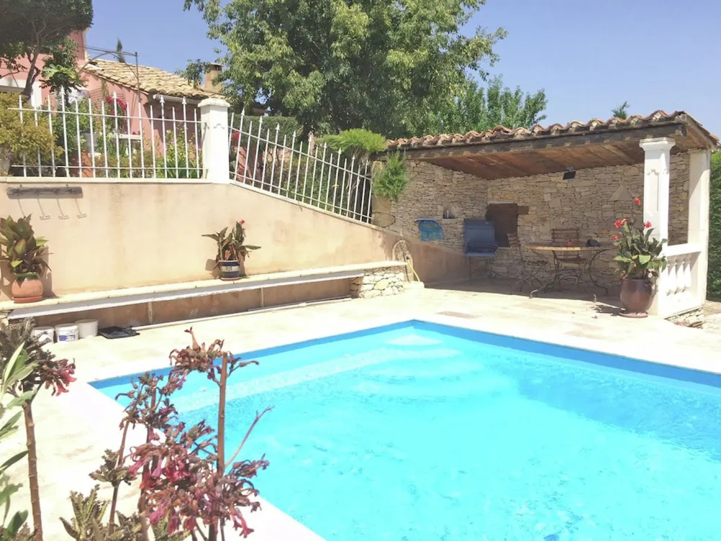 Provencal Villa With Private Pool and Beautiful View on the Vineyards