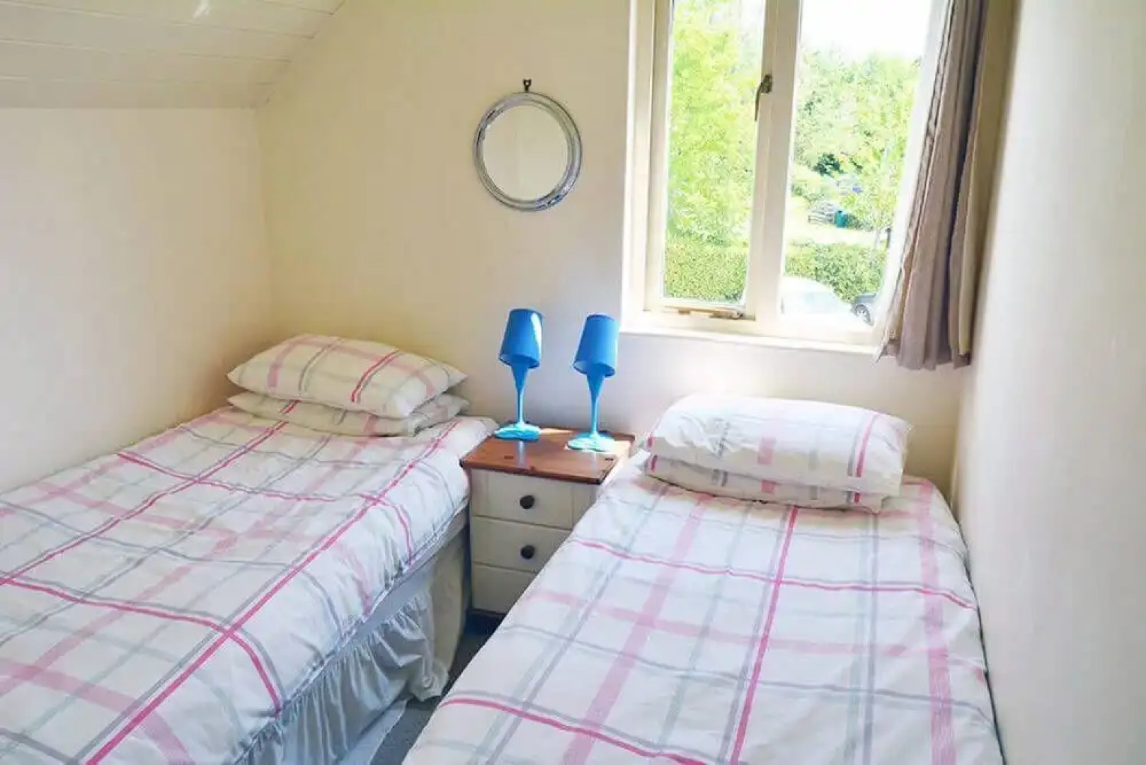 Stylish pet-friendly lakeside retreat in the Cotswold Water Park