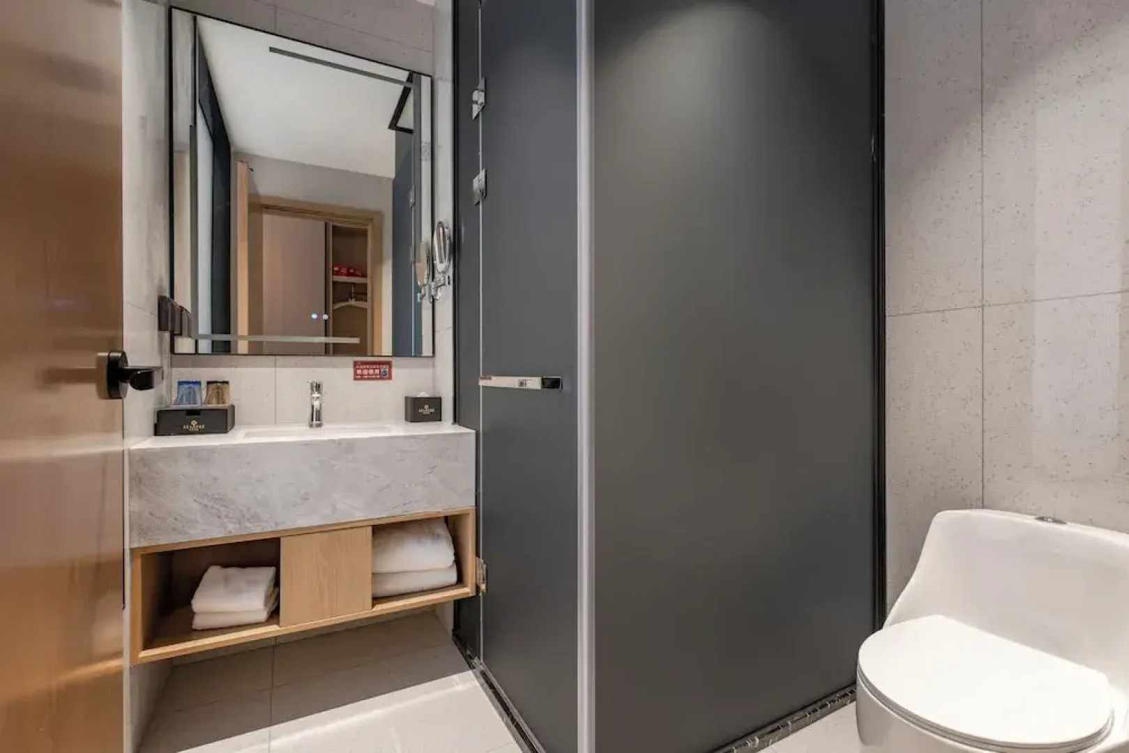 Wanzai Yijia La Maison Hotel