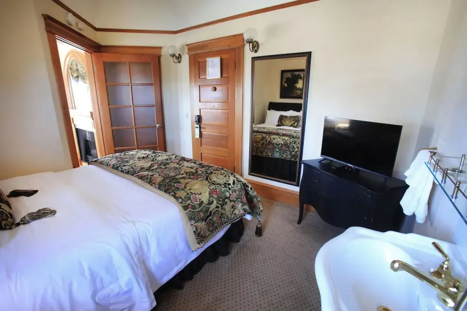 The Charles Pacific Grove - Artfully Designed Inclusive Inn