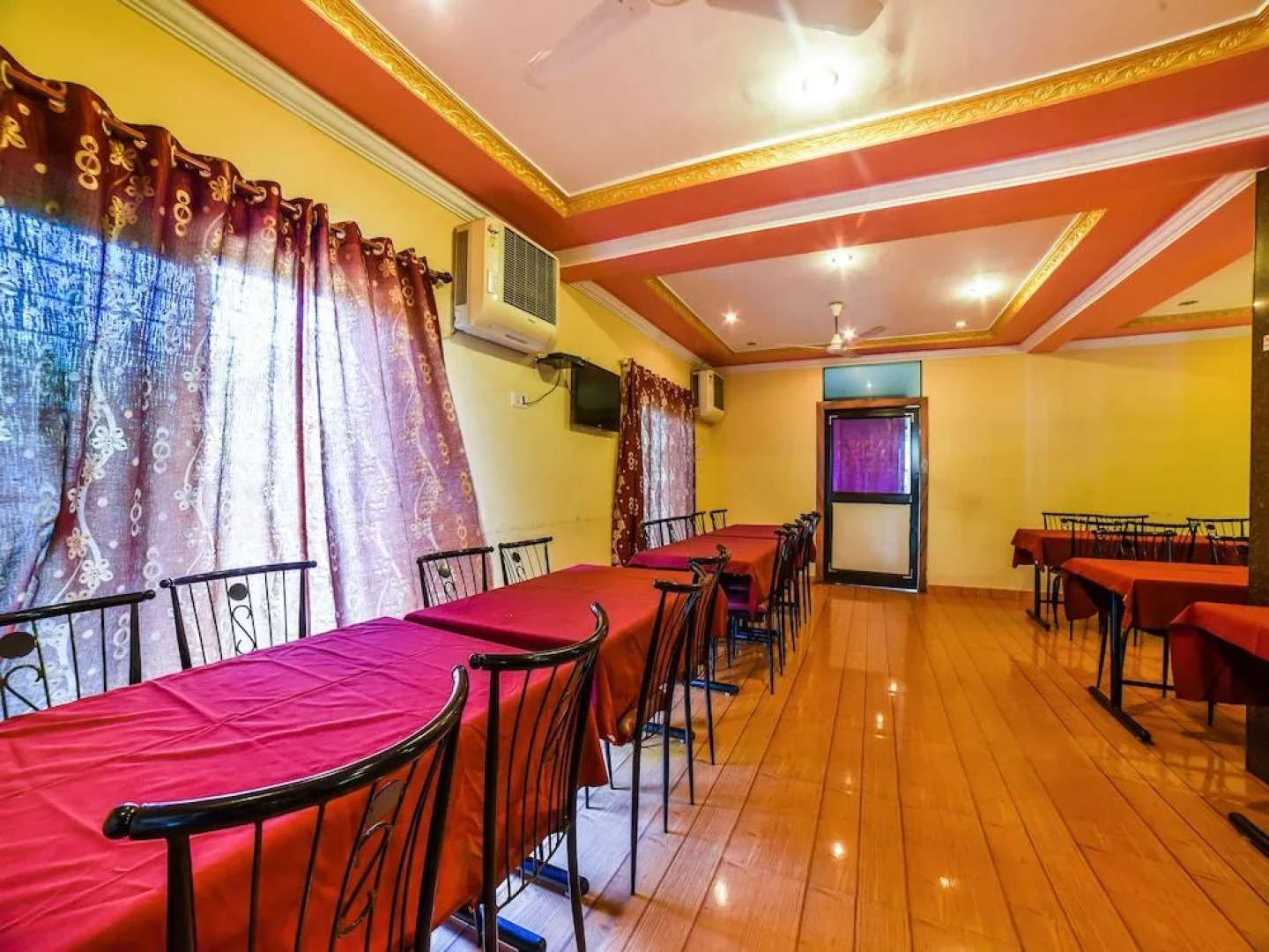 Oyo 28139 Hotel Empire