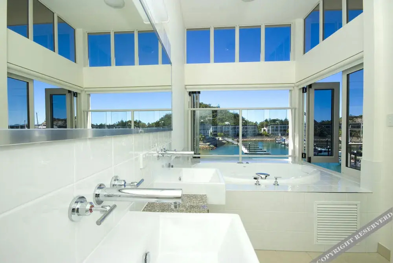 Beachside Magnetic Harbour Holiday Apartments