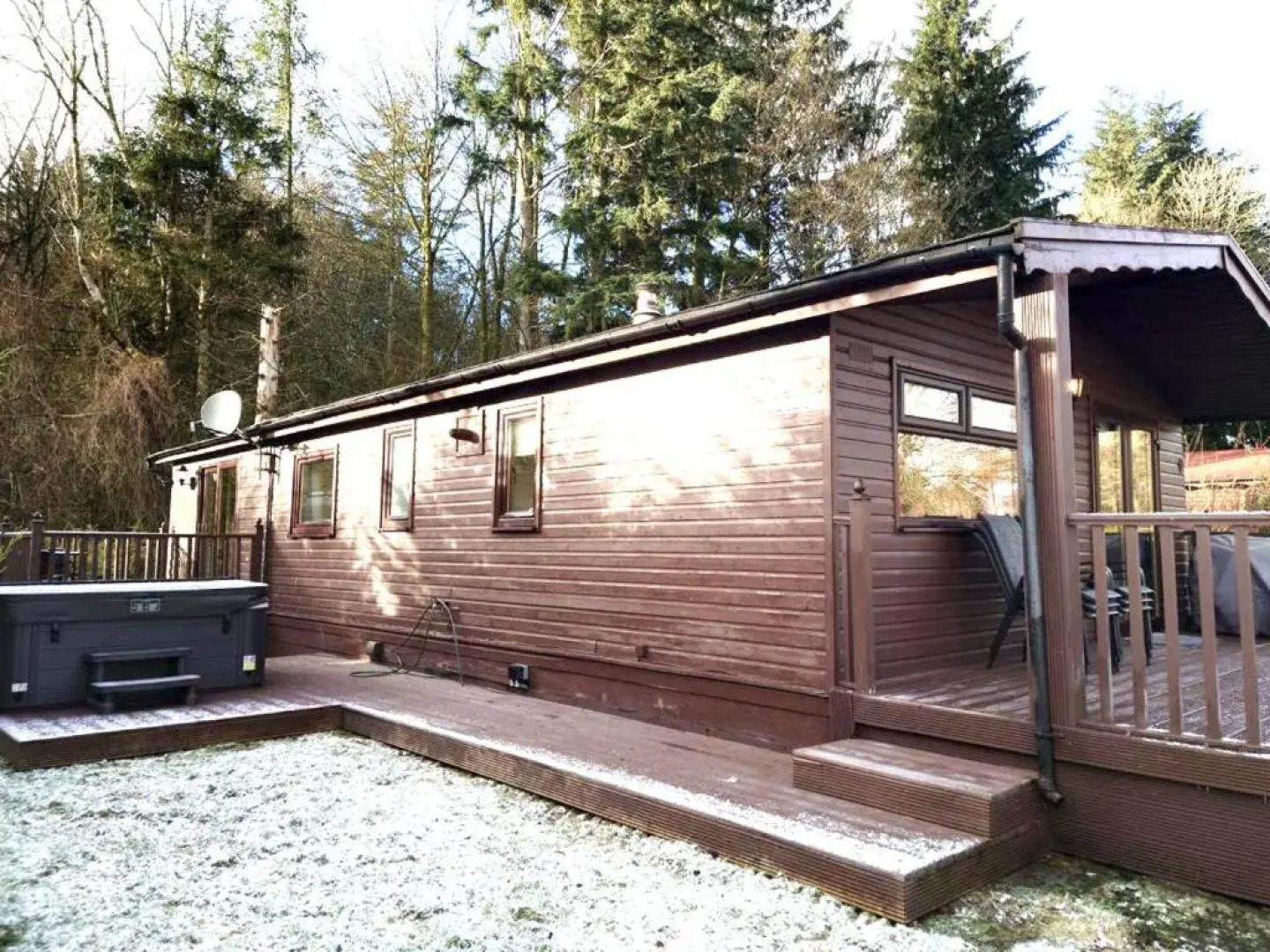 Stunning 4-bedroom Cabin With Hot Tub in Beattock!