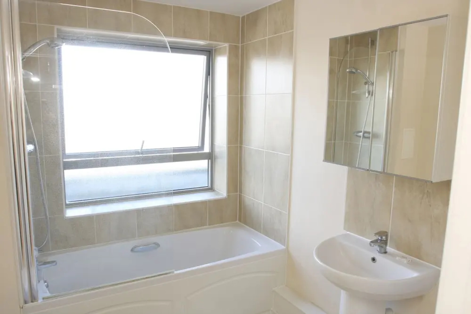 2 Bed Modern Apartment-Wilmington Close