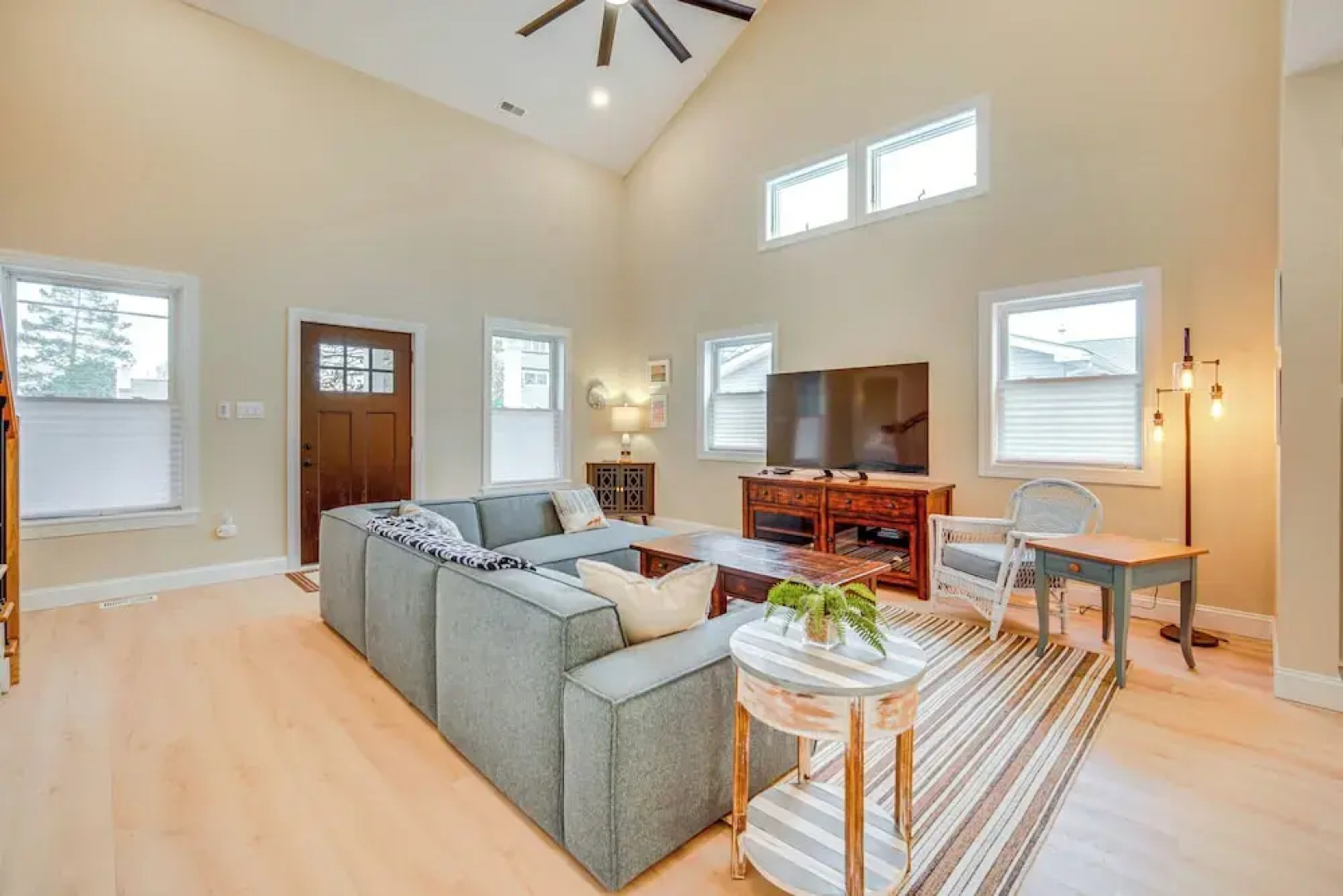 Steps to Sand: Villas Beach House w/ Decks!