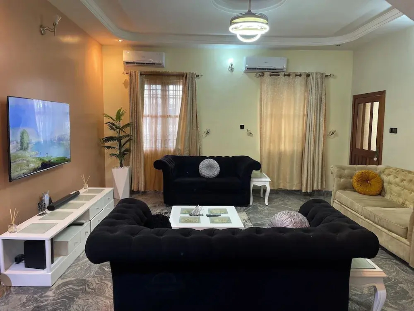 Luxury 4 BR Apt w Parking, Hot Tub, Magodo Estate