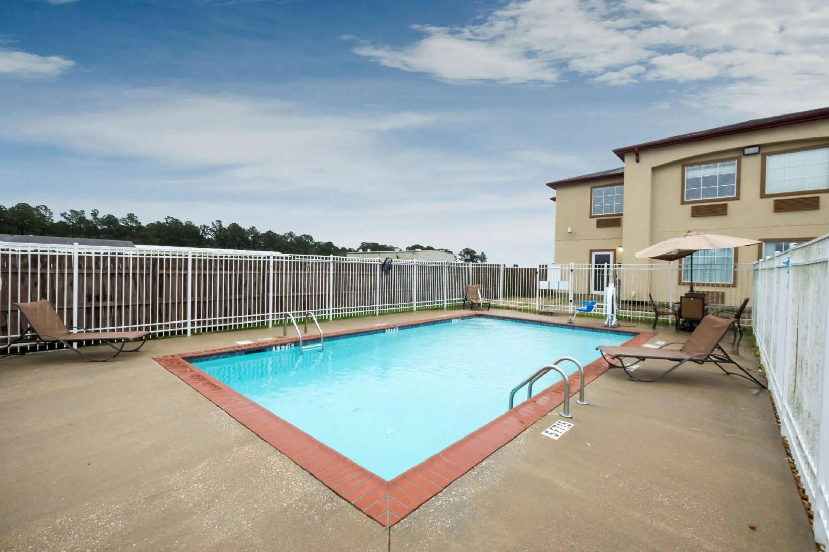 Red Roof Inn & Suites Lake Charles