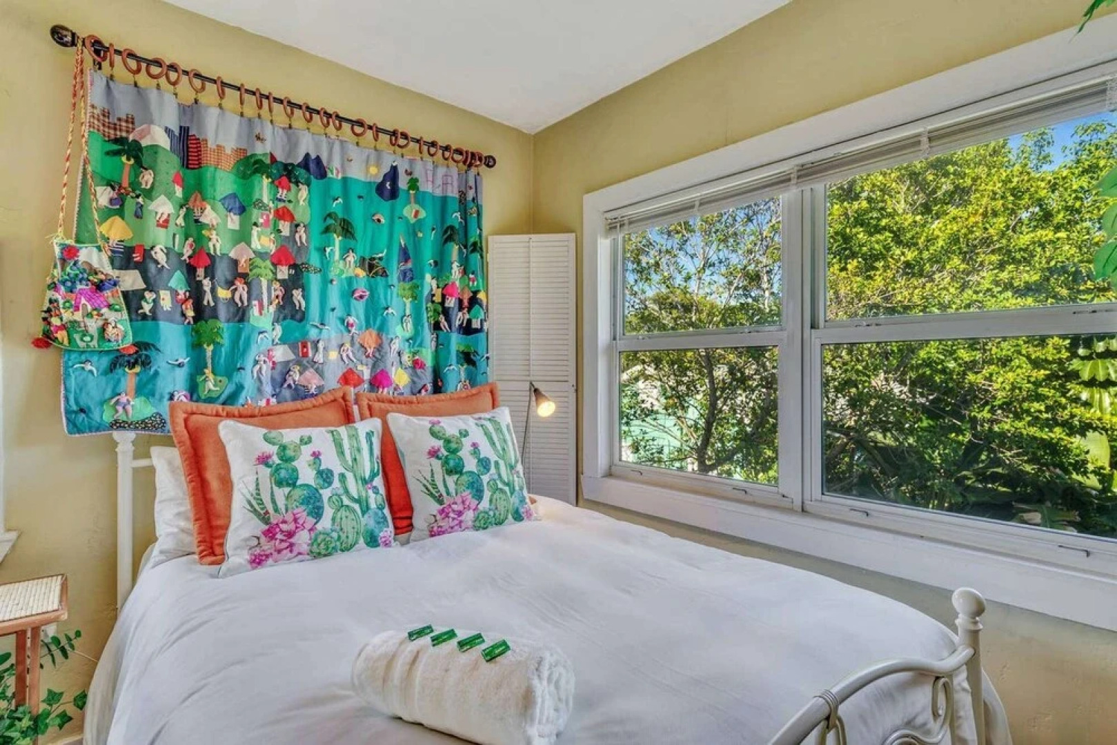 The Secret Garden - The Cottage Near Beach, Shops, Restaurants, Pet Friendly, Close to Lucerne Ave!