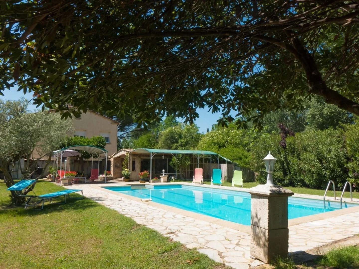 Attractive Villa in Roquemaure With Swimming Pool