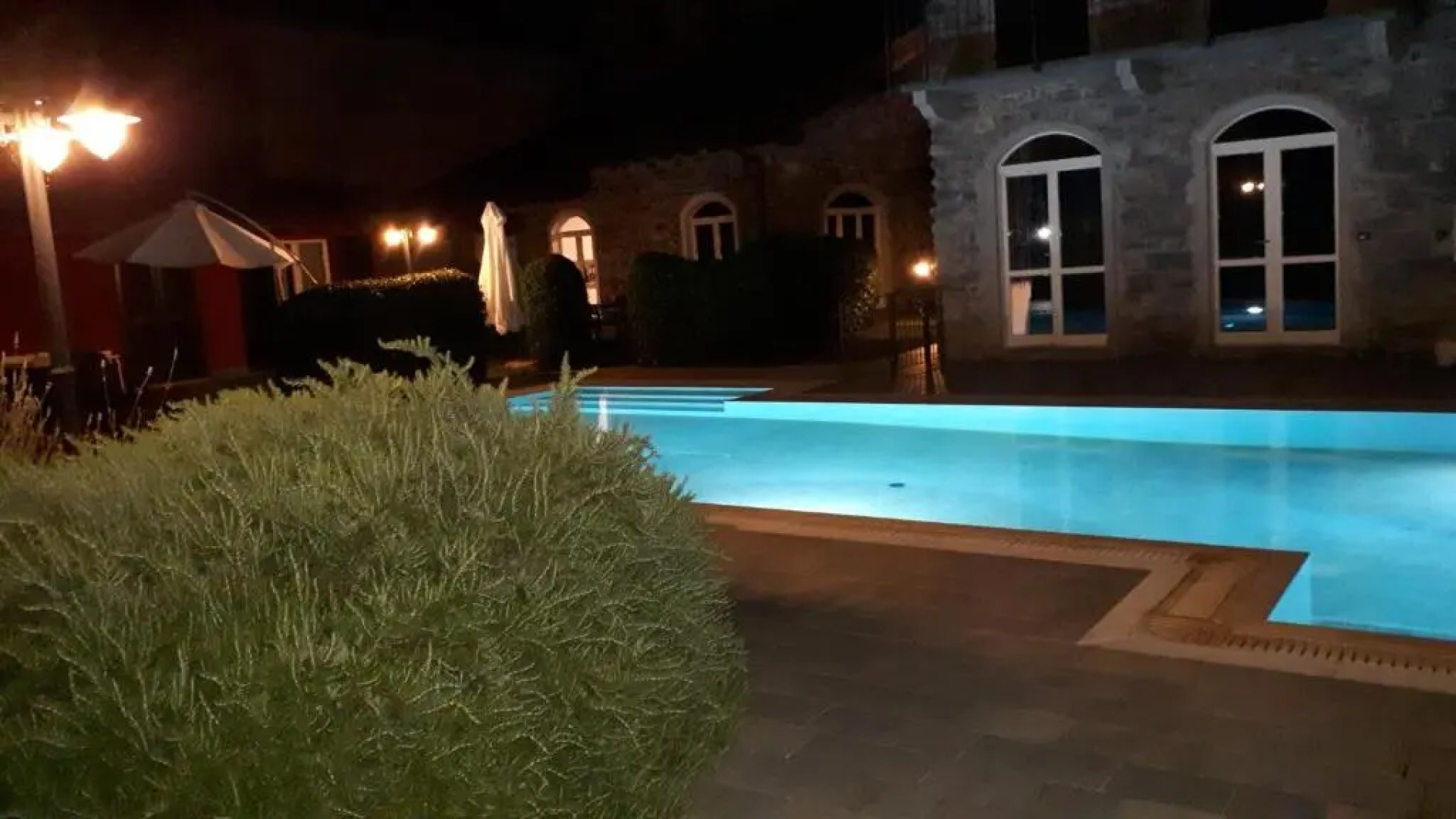 BELLAGIO DREAMS APT, pool, with private garden, near lake