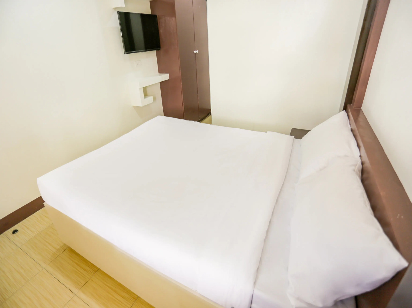 Jrja Suites by OYO Rooms
