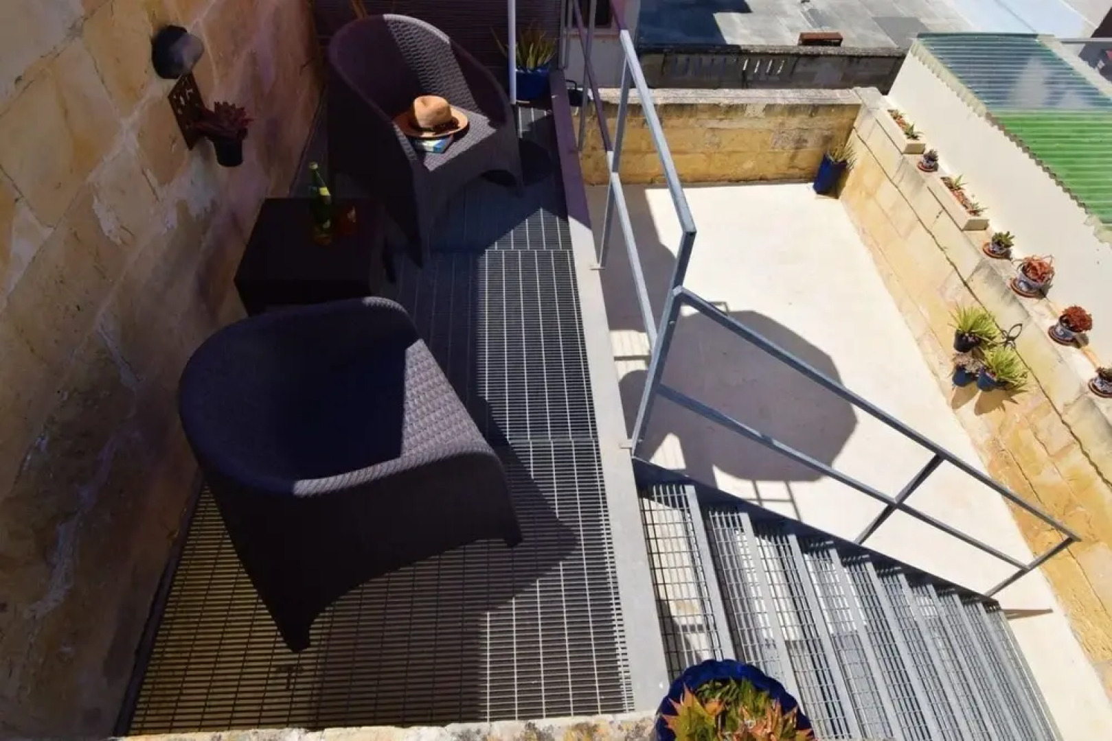 Stylish Maltese Retreat- Stunning Water Views & AC