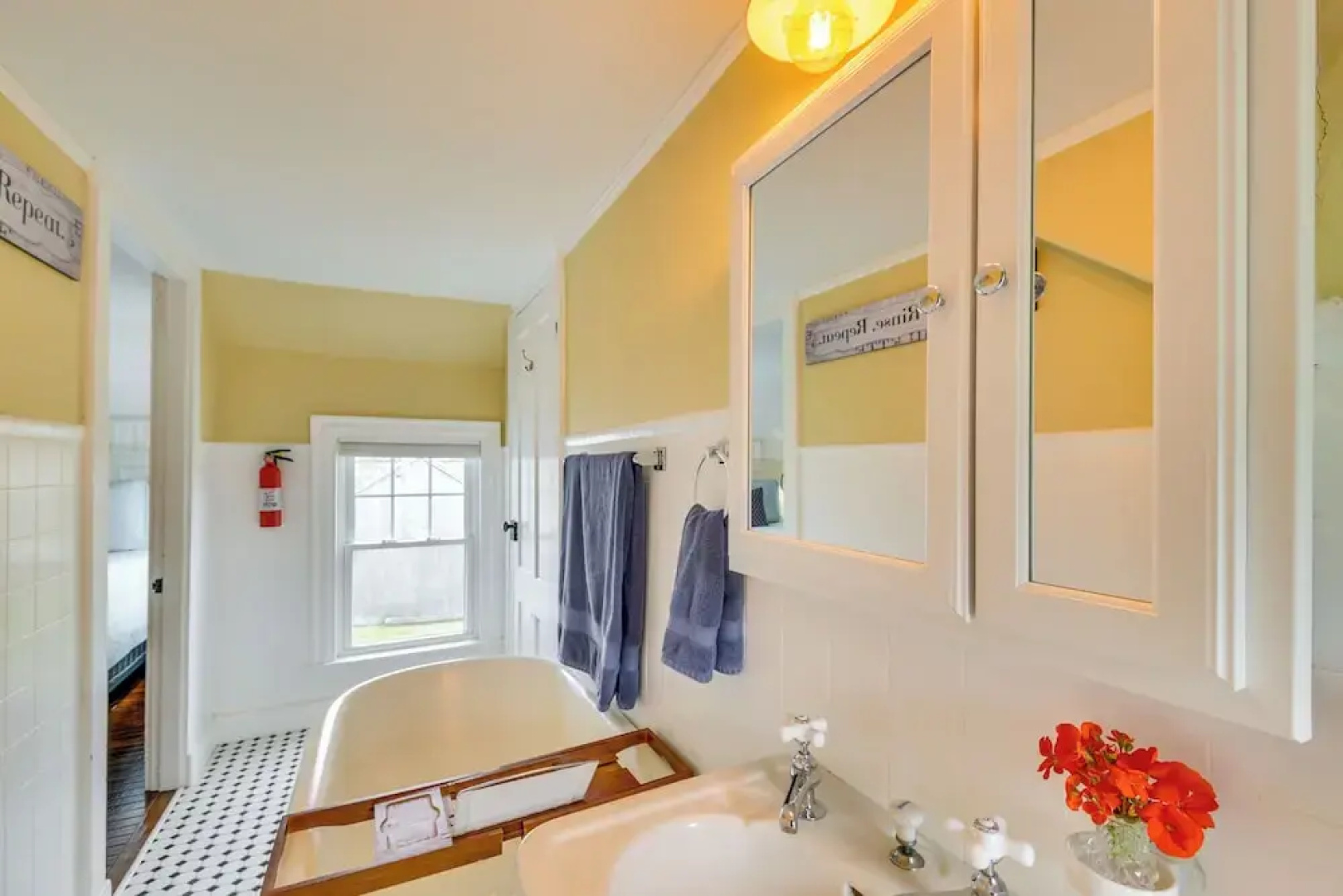 Rockland Home w/ Deck 5 Mins to Historic Downtown!