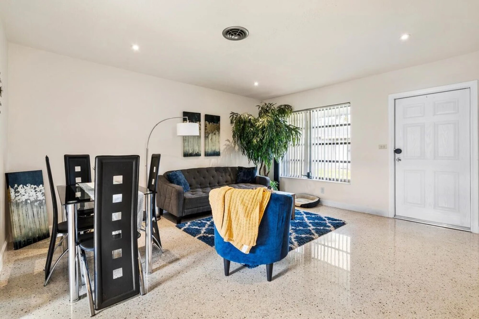 King /Queen Bed Mins from beach. Perfect get-away!