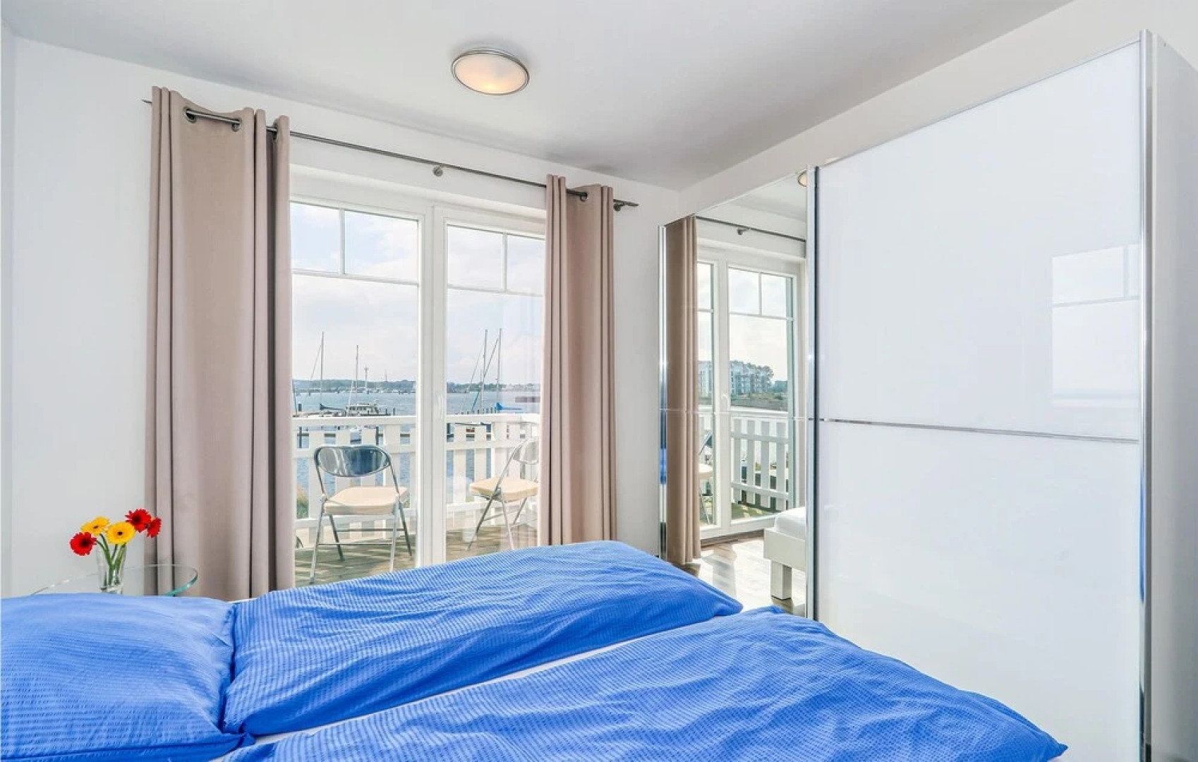 Weiße Strandvilla/56a O