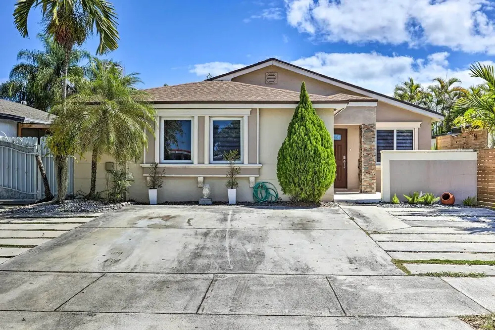 Sunny Miami Retreat - Pool, Patio & Gas Grill!