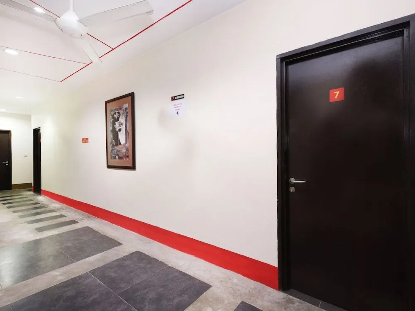 OYO 712 Hotel Corridor