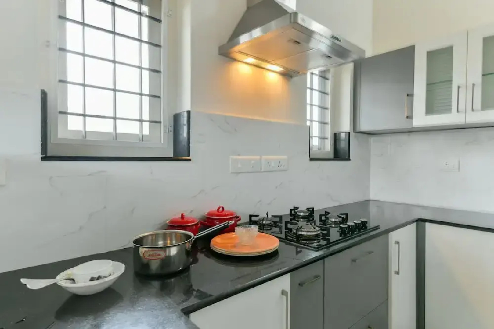 OYO 18602 Home Spacious Stay Near Lulu Mall