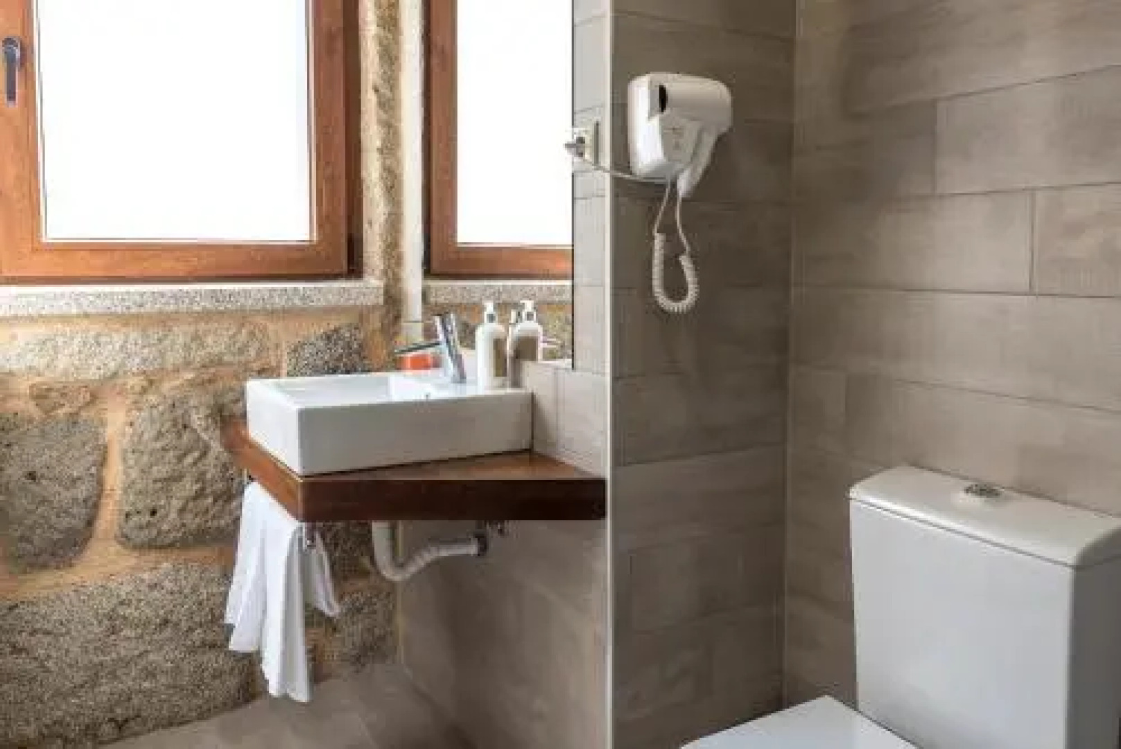 Encosta Dos Túneis - Turismo E Lazer