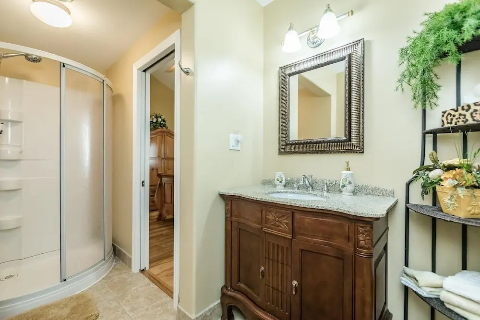 Stewart Lake Retreat A Gorgeous Beachfront Lakehouse With all the Bells & Whistles!