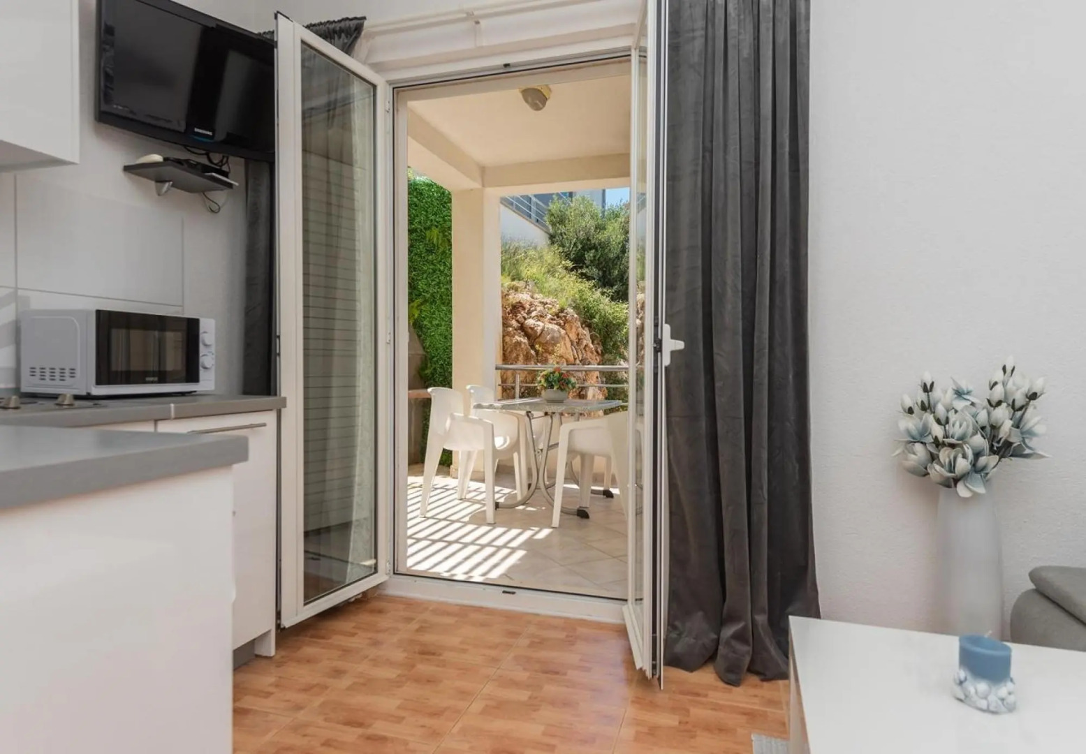 Ivi - 100 m From Pebble Beach - A3