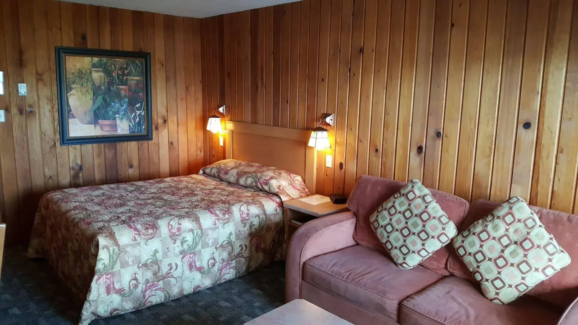 The Cedarwood Inn & Suites