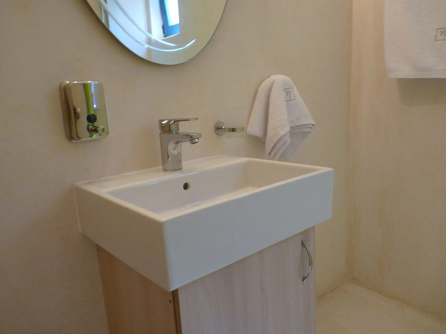 Ilianthos Apartments & Studios