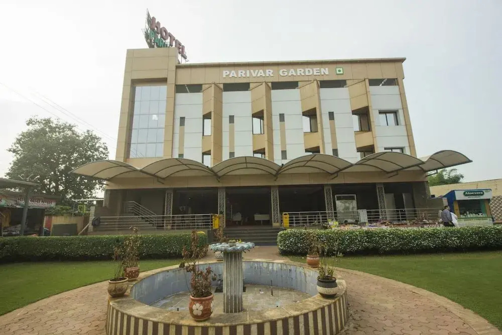 OYO 18610 Hotel Parivar Garden