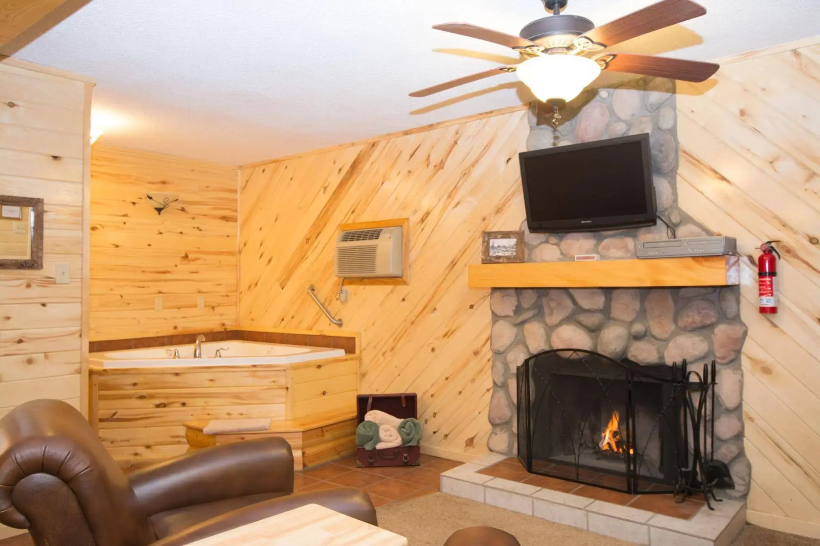 Upper Canyon Inn & Cabins