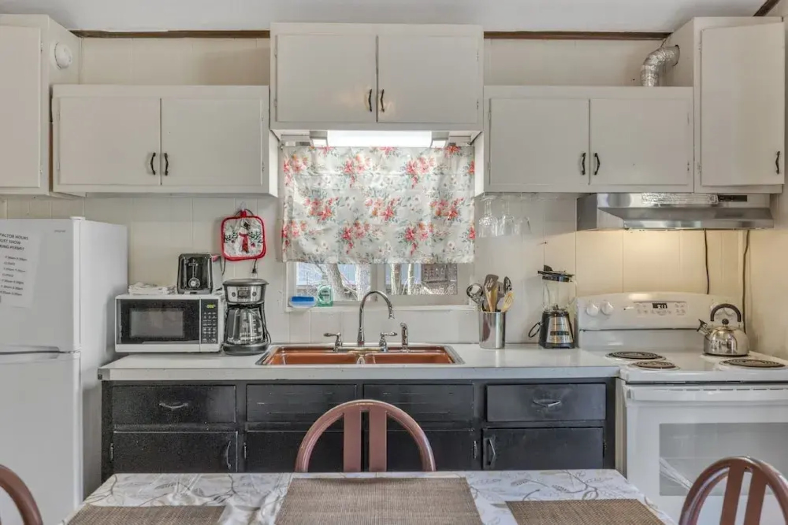 Nostalgic & Cozy Cabin: Steps To Pines Lake! Pet Friendly! 2 Bedroom Cabin by Redawning