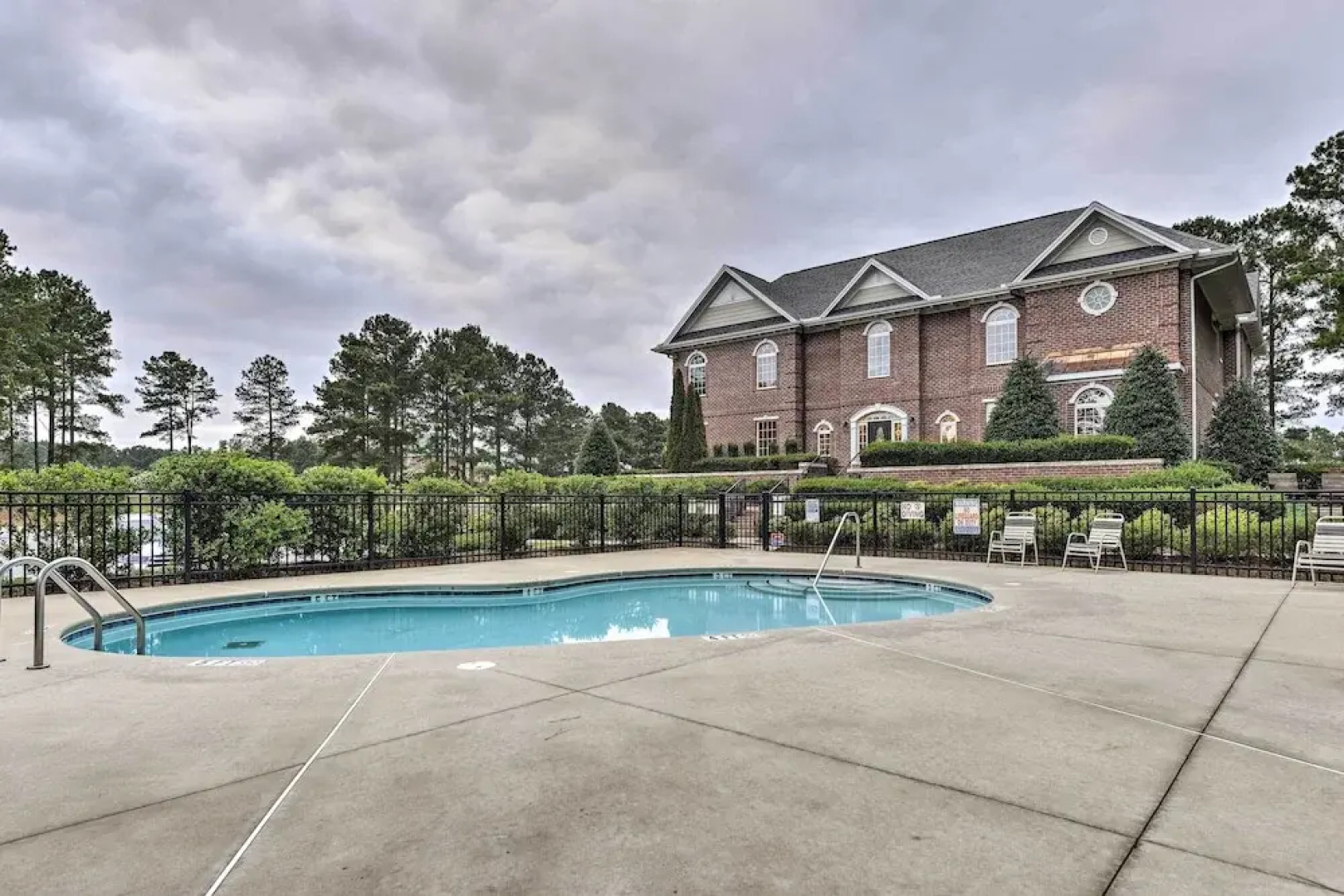 Resort-style Condo on Golf Course w/ Private Pool!