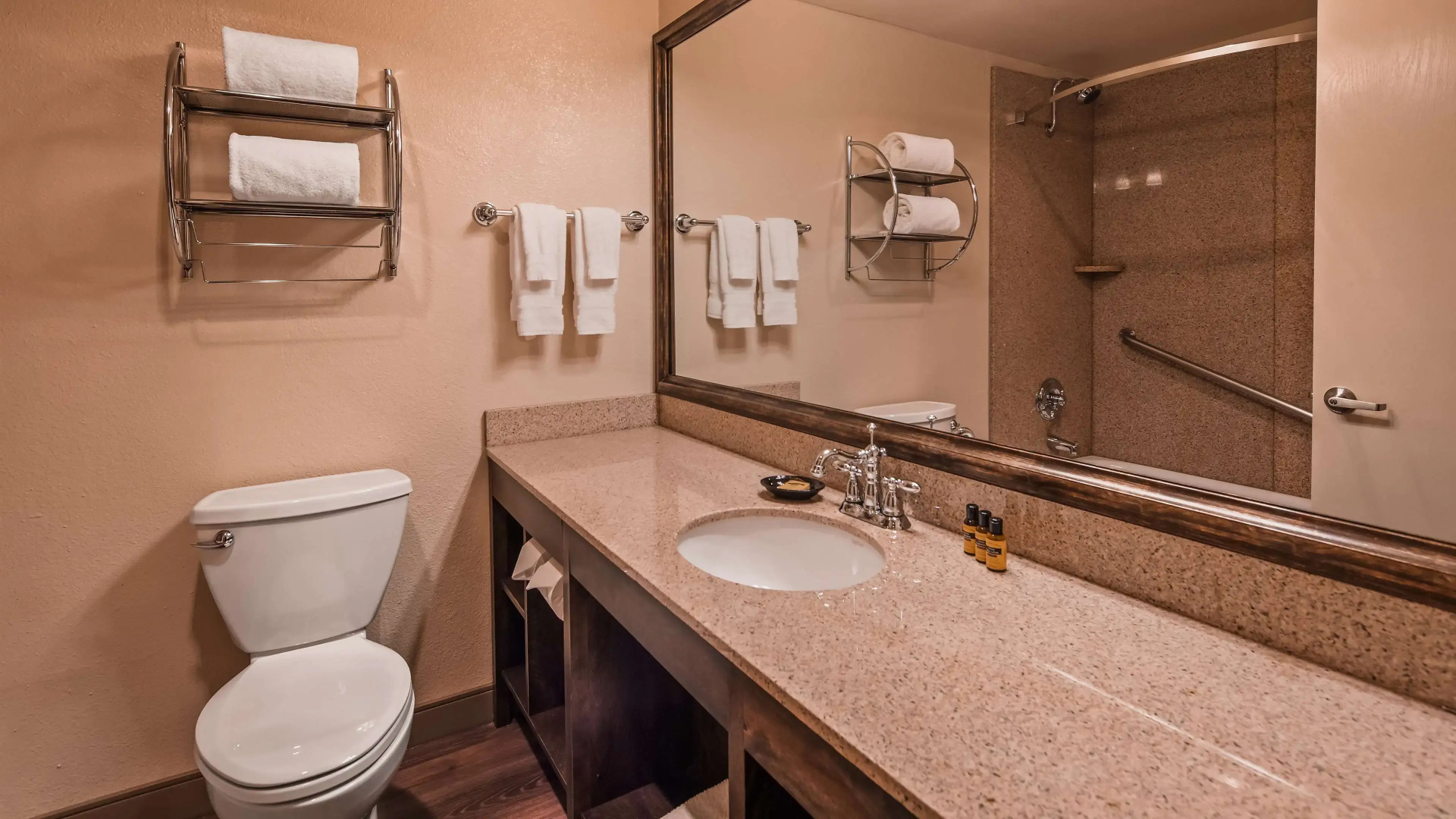 Best Western Plus Rivershore Hotel