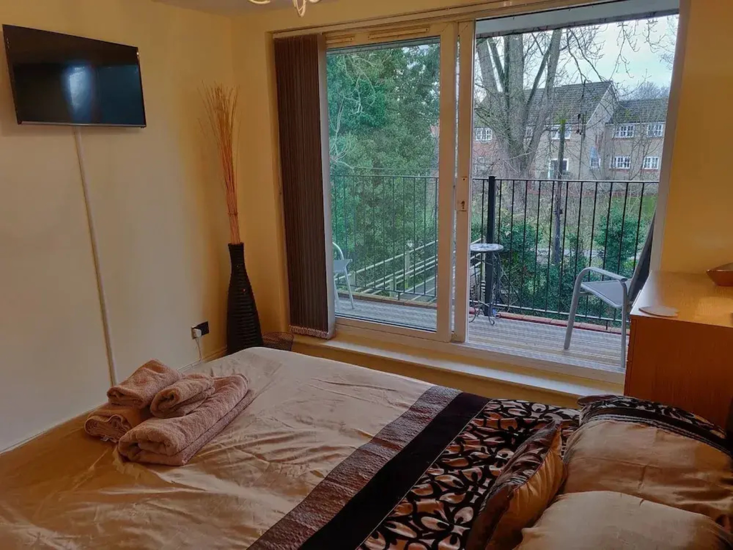 Waterfront Apartment In The Heart Of St Neots